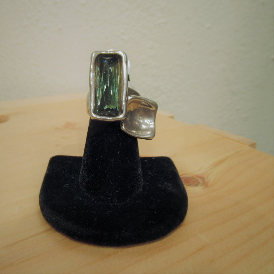 Silver plated Rectangle Crystal Faceted Green Uno de 50 Ring